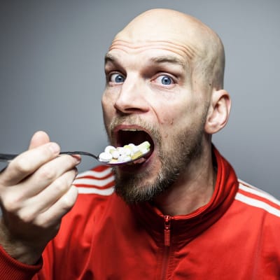 Mikko Penttilä syö vitamiineja