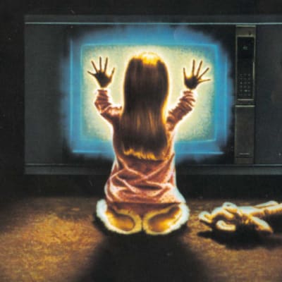 Flicka med ryggen vänd mot tittaren håller händerna mot blåvitlysande tv-skärm. Från Poltergeist-filmens plansch.