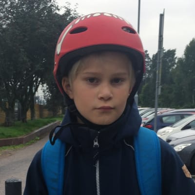 Troy Ekholm, 10 år, står invid cykelvägen vid Hoplax tågstation.