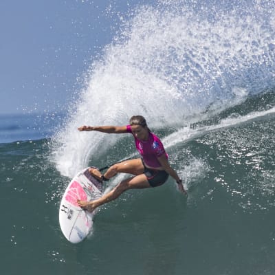 Sally Fitzgibbons surfar på en våg.