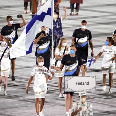 Suomen joukkue Olympialaisten avajaisseremoniassa Tokiossa.