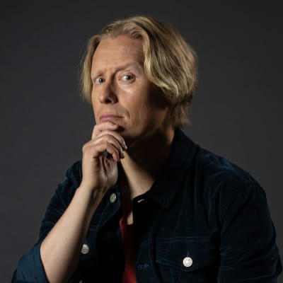 Porträttbild av programledaren Nicke Aldén, som medverkar i Storyn bakom storyn.