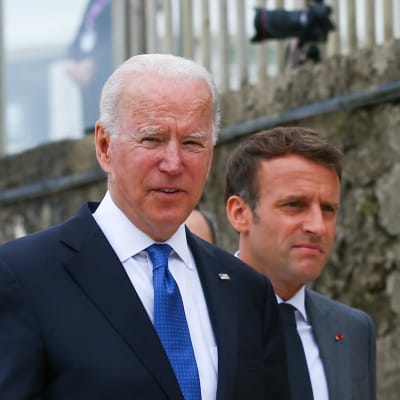 USA:s president Joe Biden och andra G7- och EU-ledare promenerade upp från stranden i Carbis Bay efter att de fotograferats där på fredagen. 