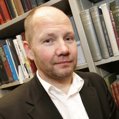 Porträttbild på Peter Englund.