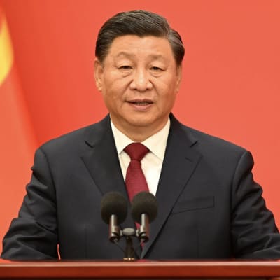 Xi Jinping står vid ett talarpodium och pratar.
