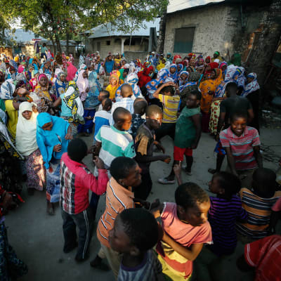 Ihmiset tanssivat juhlissa, Sansibarissa.