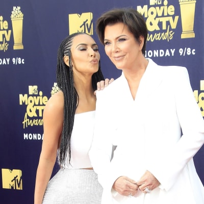 Kim Kardashian (vas.) ja hänen äitinsä Kris Jenner.