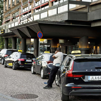Taksikuskit odottelevat asiakkaita Sokos Hotel Presidentin edessä.