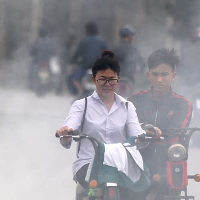 Mopedister i Vietnamns huvudstad Hanoi den 7 mars 2016.