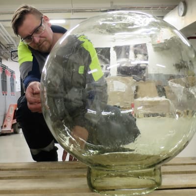 En man undersöker en enorm glaskupa. 