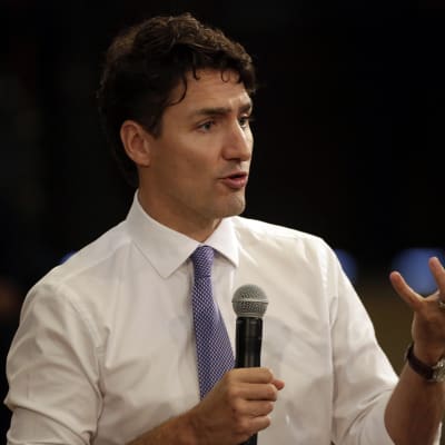 Justin Trudeau mikrofoni kädessään.