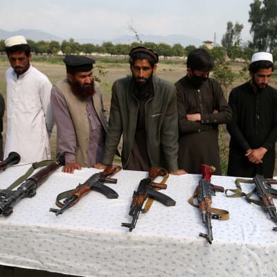 Entiset talibanit ja Isisin taistelijat luovuttivat aseensa 19. helmikuuta Jalalabadissa Afganistanissa. 