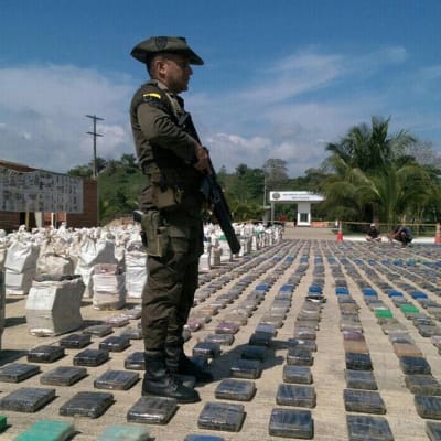 Militär vaktar rekordmängden kokain som beslagtogs i Colmbia i maj 2016.