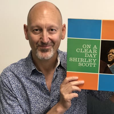 Pekka Palmgren med en vinylskiva