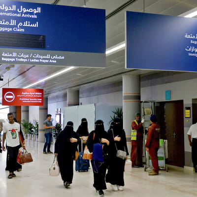 Saudinaisia saapuu Abhan lentokentälle 13. kesäkuuta 2019.