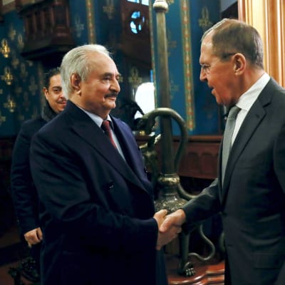 Venäjän ulkoministeri Sergei Lavrov ja Khalifa Haftar tapasivat Moskovassa maanantaina.