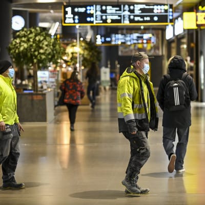 Kasvomaskia käyttäviä ihmisiä kauppakeskus Triplassa.