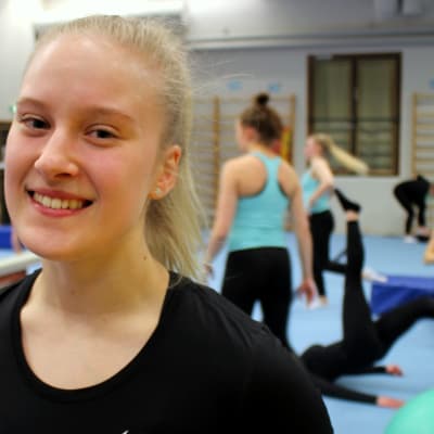 Voimistelija Jasmin Haverinen telinevoimistelusalissa