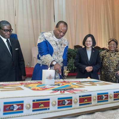 eSwatinin kuningas Mswati III leikkaa maansa 50-vuotisen itsenäisyyden ja oman 50-vuotispäivänsä kunniaksi leivottua kakkua. Juhlassa on mukana myös Taiwanin presidentti Tsai Ing-wen.
