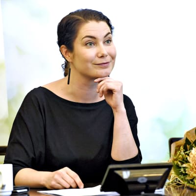 Vihreiden eduskuntaryhmän uudeksi puheenjohtajaksi valittu Emma Kari eduskuntaryhmän kokouksen tiedotustilaisuudessa Helsingissä 11. kesäkuuta 2019. 