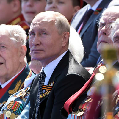 Presidentti Vladimir Putin seuraa voitonpäivän paraatia Moskovassa kesäkuussa 2020.