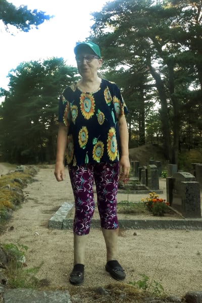 Anna-Greta Sandell på gravgården på Nötö