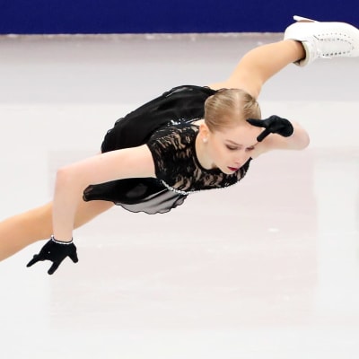 konståkaren viveca lindfors i en hoppiruett.