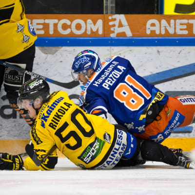 KalPan Juuso Riikola ja Tapparan Jukka Peltola kamppailutilanteessa