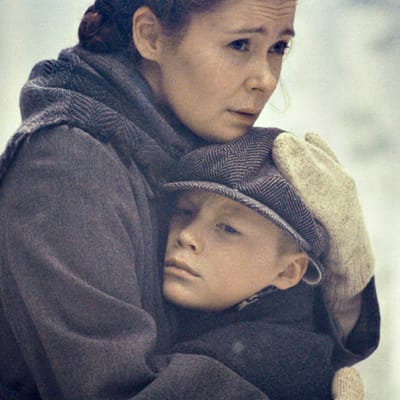 Klaus Härön elokuva sotalapsena Ruotsiin lähetetyn 9-vuotiaan Eeron matkasta tuntemattomaan maahan uuden äidin luo.