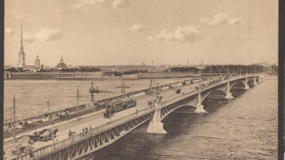 Treenighetsbron i Sankt Petersburg