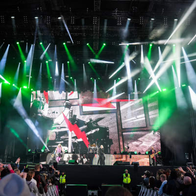 Def Leppard esiintyy Rockfestillä. 