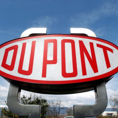 Skylt med Duponts logotyp nära Genève i Schweiz.