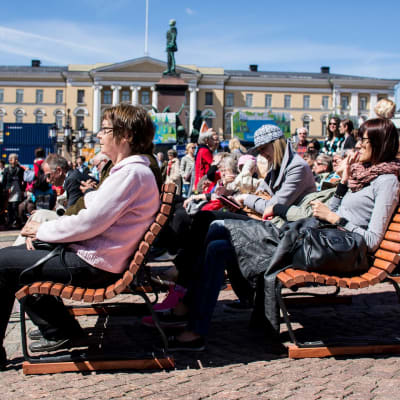 Publik på Popup Österbotten på Senatstorget i Helsingfors.