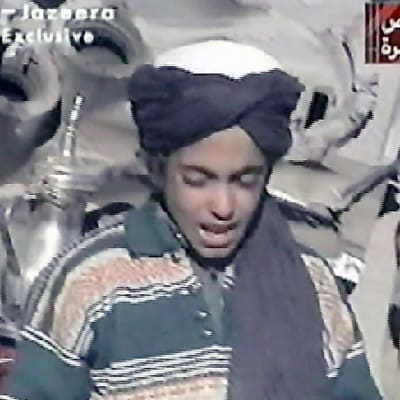 Tämä kuva, joka on otettu 7. marraskuuta 2001 väitetään esittävän Osama bin Ladenin nuorinta poikaa Hamzaa.