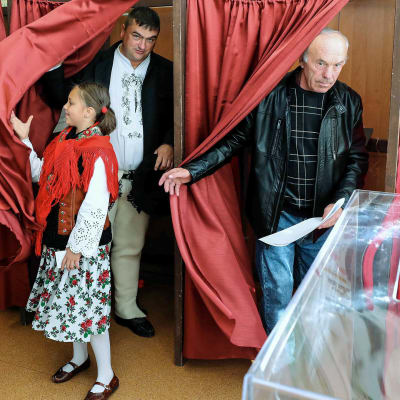 Äänestäjiä Maruszynassa 13. lokakuuta.