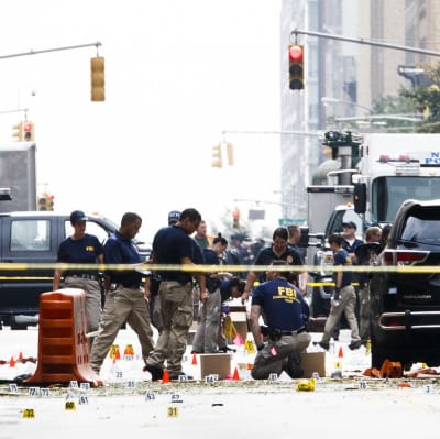 Utredare samlar in bevismaterial efter explosionen i New York den 18 september.