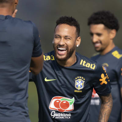 Neymar skrattar på träning.