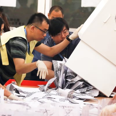 Vaalivirkailijat alkavat laskemaan ääniä 24, marraskuuta Hongkongissa.