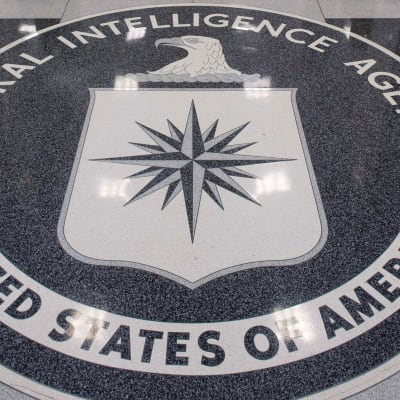 Amerikanska underrättelsetjänsten CIA:s logga på ett stengolv.