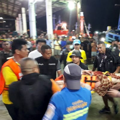 Veneturmasta pelastettuja matkustajia  tuodaan Phuketin satamaan.