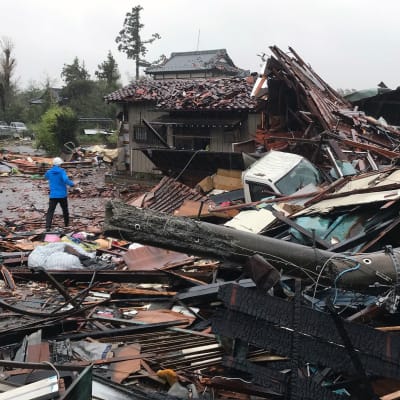 En tornado som tyfonen Hagibis gett upphov till har orsakat förstörelse i staden Ichihara i prefekturen Chiba i Japan.
