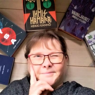 Marit Lindqvist omgiven av sex romaner nominerade till Finlandiapriset 2022.