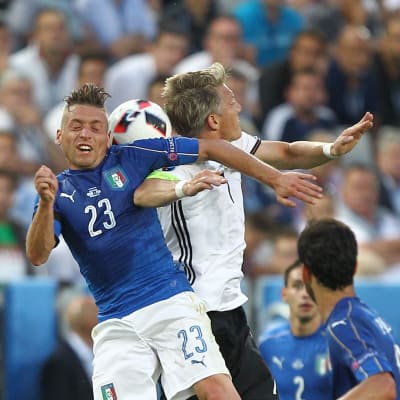 Emanuele Giachherini (t.v.) och Bastian Schweinsteiger kämpar om bollen i första halvlek.