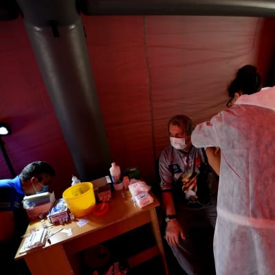 En man fick sin spruta i ett vaccinationstält i en park i Bulgariens huvudstad Sofia den 29 maj. Bara 16 procent av dem över 18 i Bulgarien har fått sin första vaccindos mot covid-19.