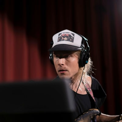 Simon Zion spelar gitarr.