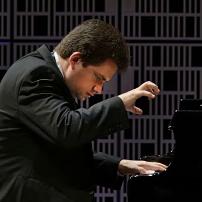 Ukrainalaispianisti Roman Lopatynskyi soittaa Maj Lind -pianokilpailun alkuerässä.