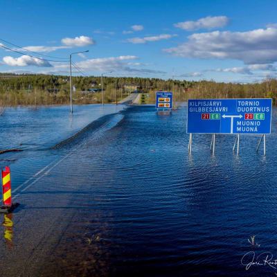 Tulvan alle jäänyt tie Enontekiön Karesuvannossa.