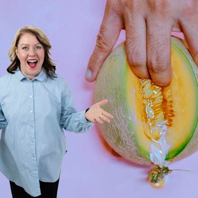 Kaksi sormea on työnnetty keltaisen vesimelonin sisälle. Kuvan päälle on editoitu toimittajan kuva. Hän pitää käsiään auki ja katsoo kameraan.