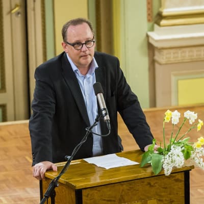 Tomas Häyry välkomnar Svenska folkpartiet till Vasa för att hålla partidag. 