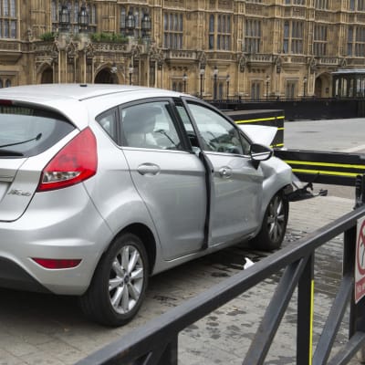 Den här silverfärgade personbilen användes av den gärningsman som åtalats för att ha försökt mörda både poliser och civila i London den 14 augusti 2018. En vägbom utanför parlamentet satte stopp för färden.